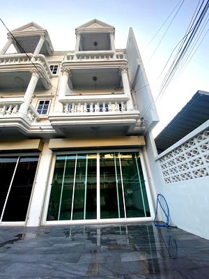 เช่าอาคารพาณิชย์ กรุงเทพมหานคร : LTH13648 – Townhouse for Rent ทาวน์เฮ้าส์ให้เช่า at Pracharat Bamphen 9 (Huai Khwang) Size — sqm. 3 beds 4 baths Near MRT Huai Khwang ONLY 40K/Month