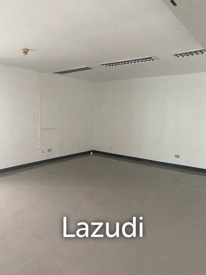 รูป พื้นที่ค้าปลีกให้เช่าในโครงสร้างสมัยใหม่กลางอโศก คลองเตย - รูปที่ 8/8