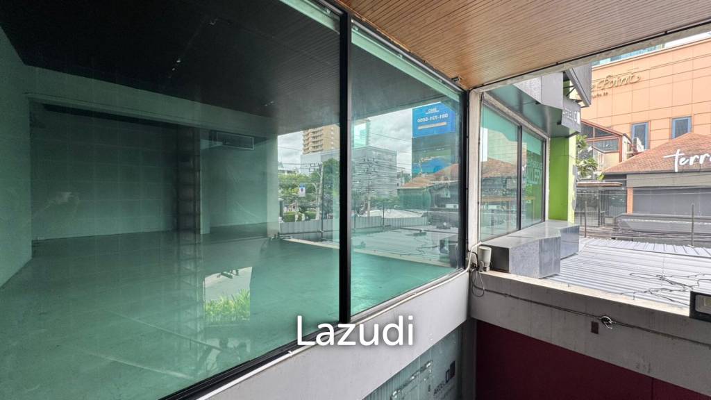 picture Prime Retail Space for Bar or restaurant at Thong Lo - 7/11