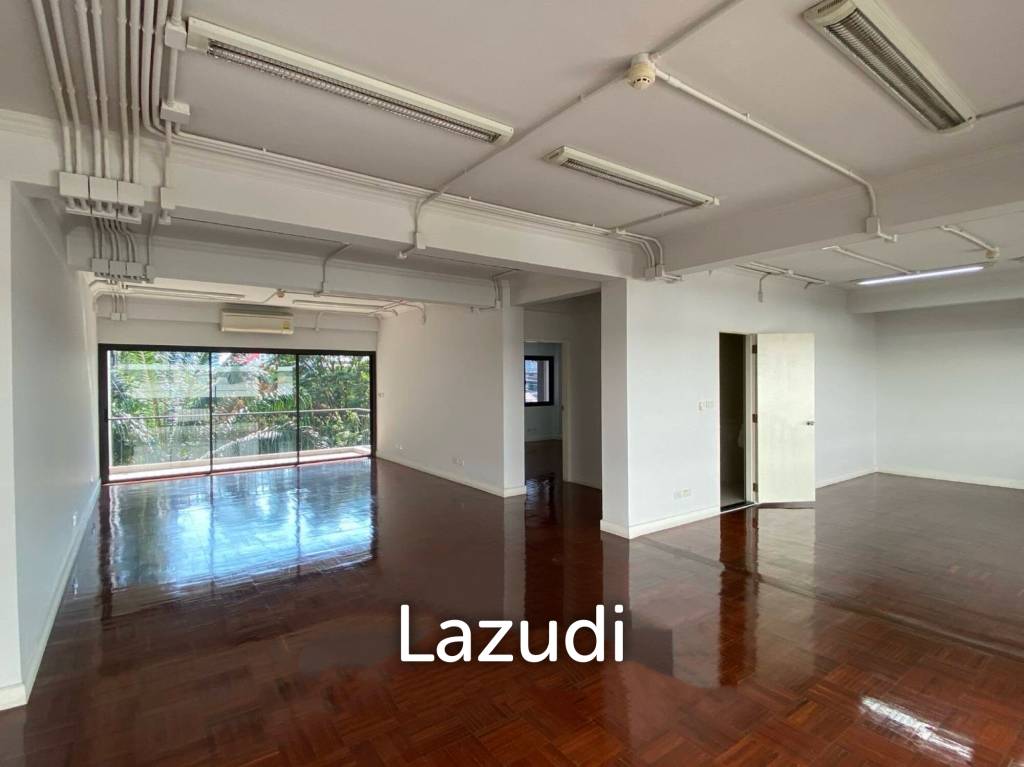 picture Modern Office Space in a Prime Location near MRT Asoke - 3/6
