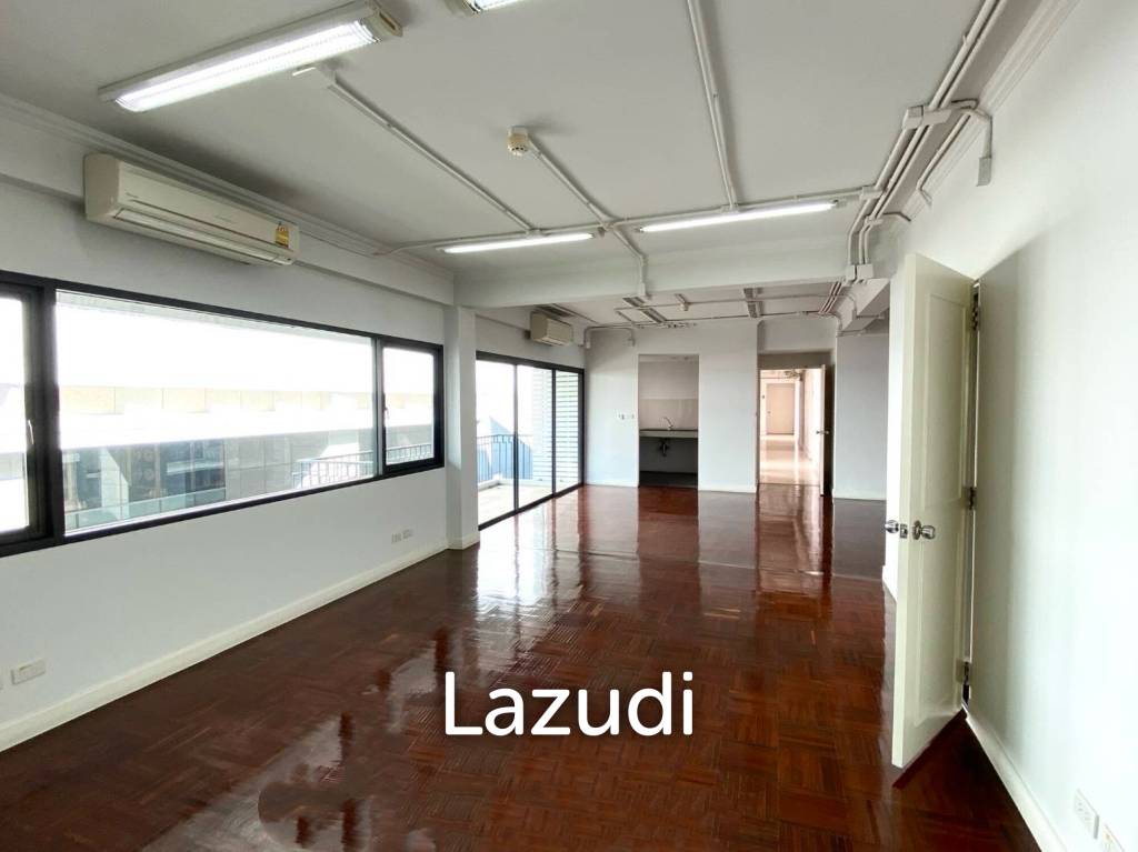 picture Modern Office Space in a Prime Location near MRT Asoke - 2/6