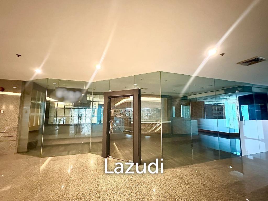 picture Prime Khlong Toei Retail Space with Modern Amenities - 2/4