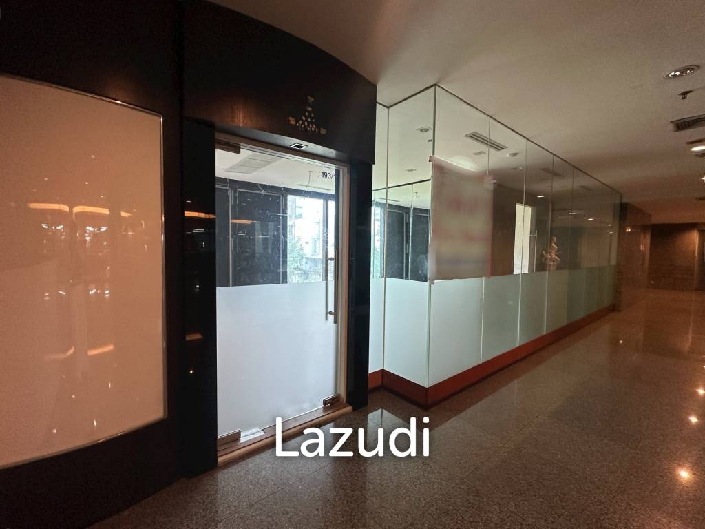 picture Strategic 3-Storey Retail Space in Khlong Toei Bangkok - 1/5