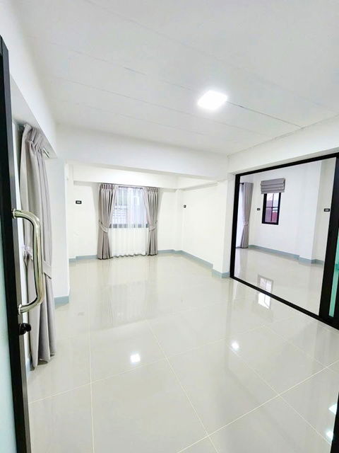 รูป MRT ศรีด่าน 900 ม. 4 นอน แจส เออเบิร์น ศรีนครินทร์ 1 กม.ให้เช่าบ้านเดี่ยว บ้านใหม่ 2 ชั้น พร้อมเฟอร์ฯ - รูปที่ 4/8