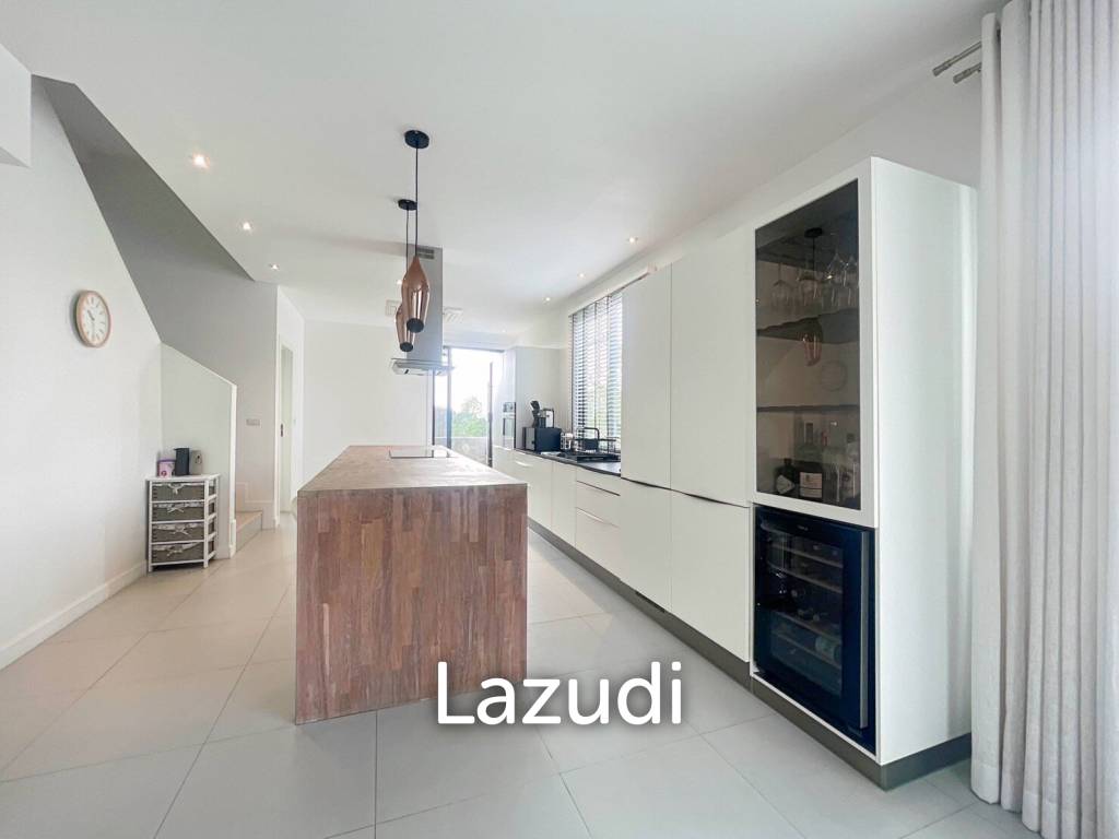 picture Black Mountain: 4-Story Townhouse Corner Unit - 12/31