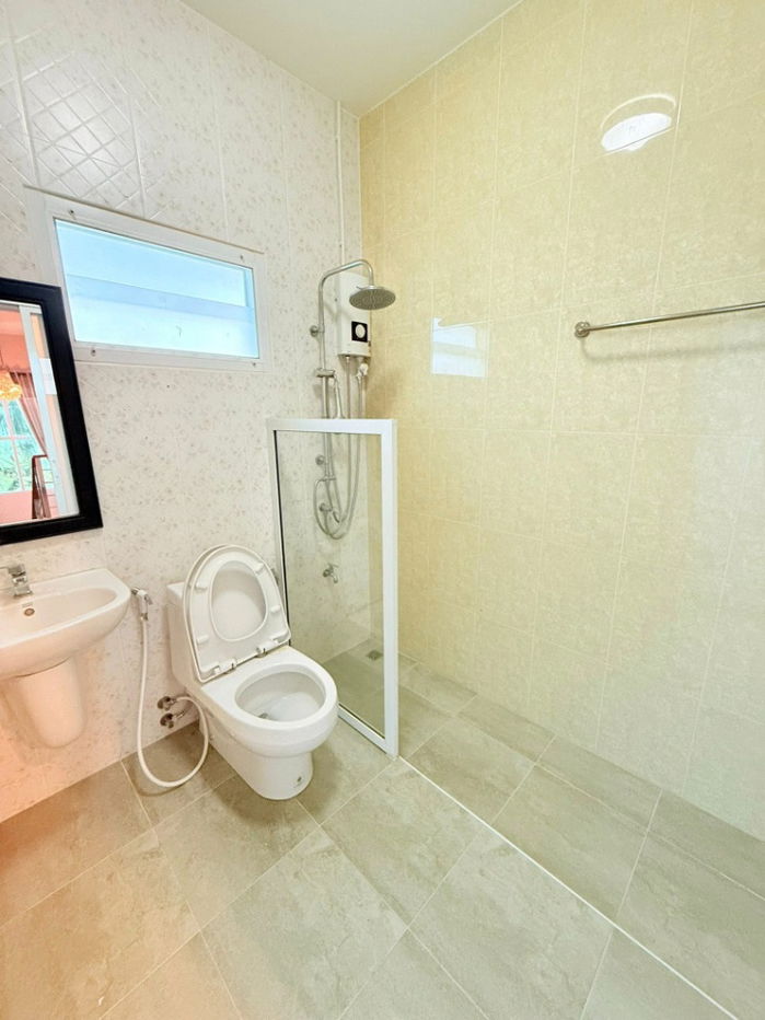 picture Two storey house for rent with 4 bedrooms,4 toilets and 1 kitchen. - 16/27