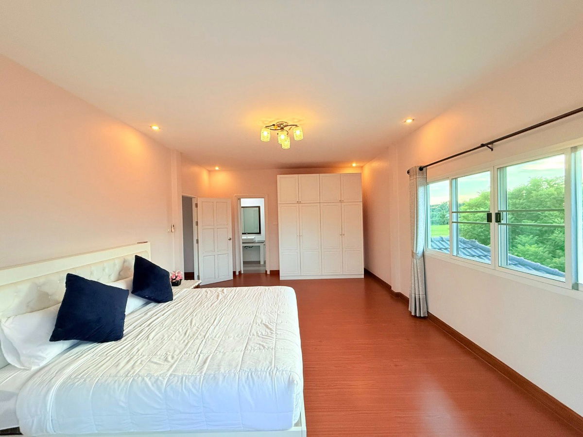 picture Two storey house for rent with 4 bedrooms,4 toilets and 1 kitchen. - 15/27