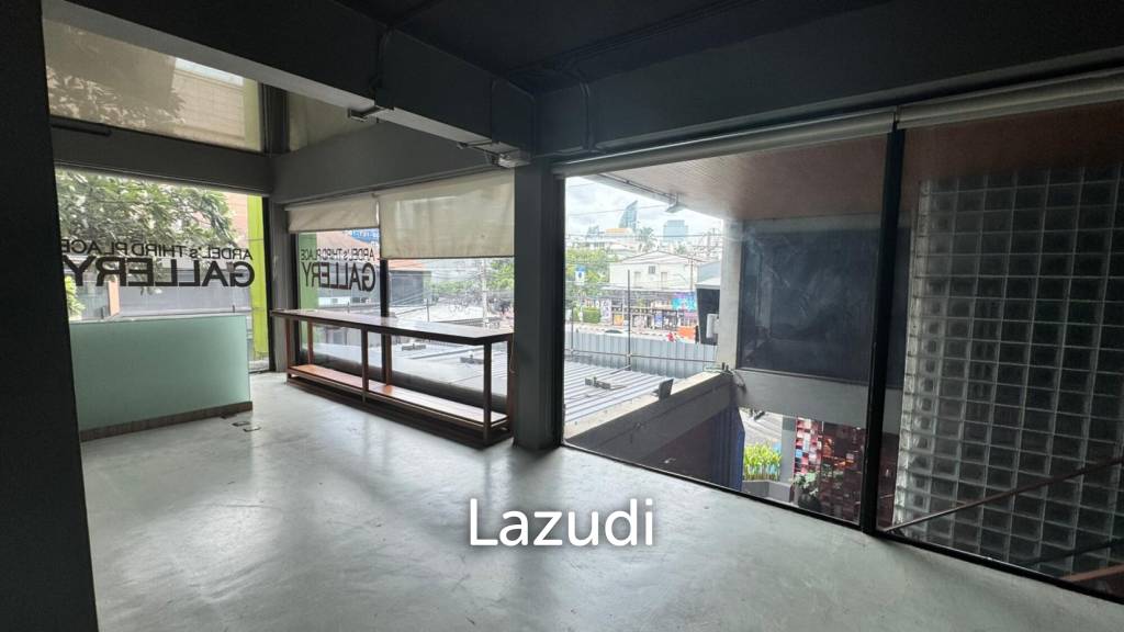 picture Prime Retail Space for Bar or restaurant at Thong Lo - 3/11