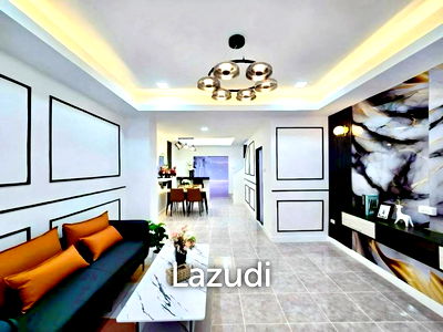 Townhouses for sale Chonburi : 2 Bedrooms 2 Bathrooms 200 SQ.M. Townhome In East Pattaya