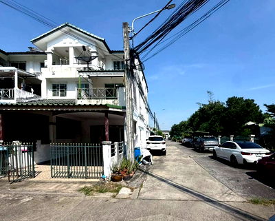 ขายทาวน์โฮม : ขายทาวน์เฮ้าส์ หมู่บ้านมณเฑียรทิพย์ คู้บอน1 (Baan Montaintip) หลังมุมใกล้รถไฟฟ้า สถานีรามอินทรา กม.9 