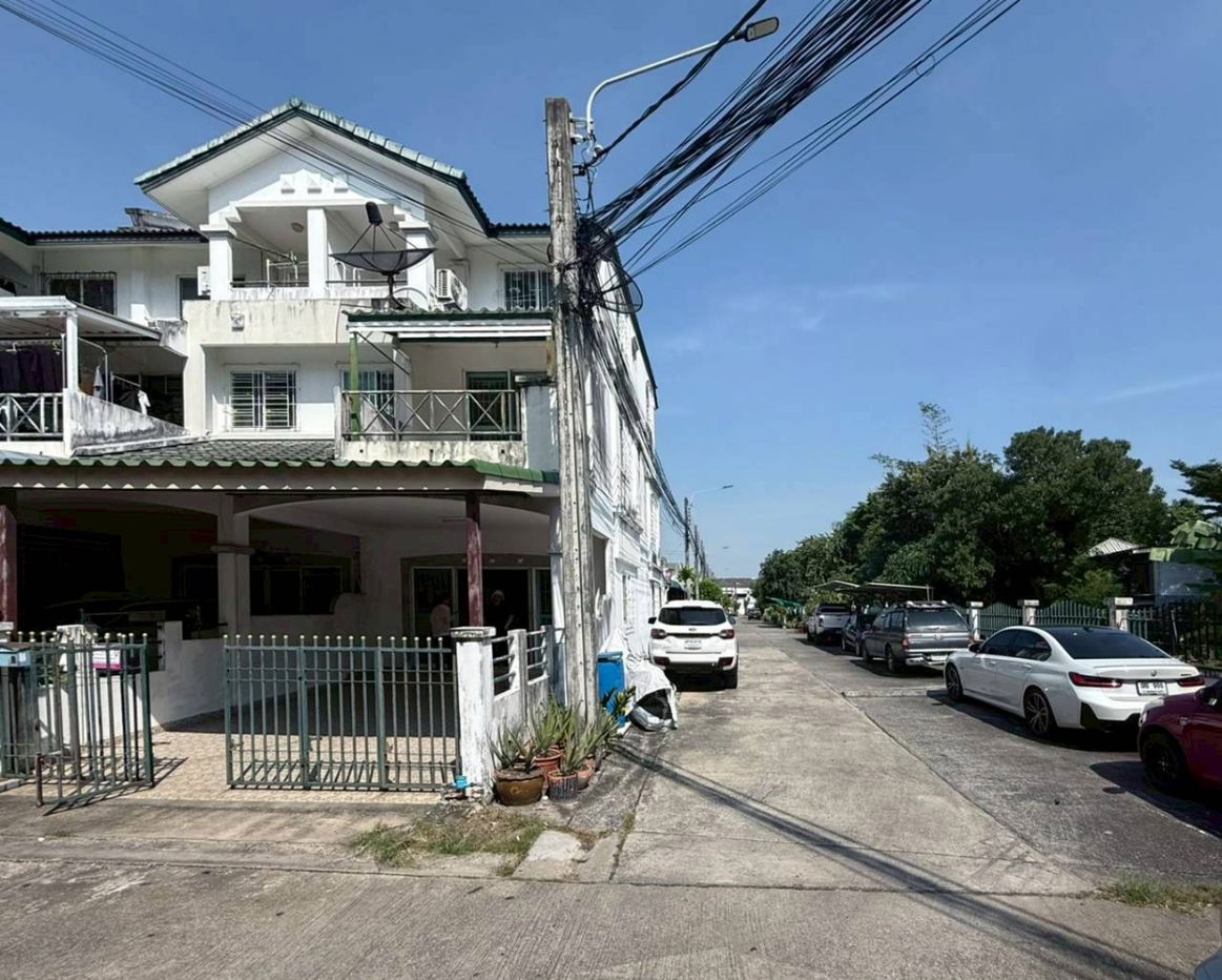 รูป ขายทาวน์เฮ้าส์ หมู่บ้านมณเฑียรทิพย์ คู้บอน1 (Baan Montaintip) หลังมุมใกล้รถไฟฟ้า สถานีรามอินทรา กม.9  - รูปที่ 1/20