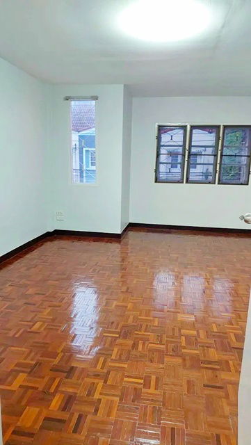 picture MRT Watcharapol 2.8 km. 2-story townhouse for rent 2 bed 2 bath 8,499 B-M. Freshly painted beautiful - 4/8
