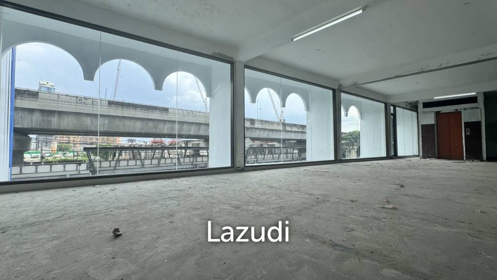 รูป 700 m² commercial space over 2 floors on main Sukhumvit - รูปที่ 1/16