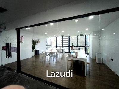 Office for rent Bangna Commercial College : Modern Office with Panoramic Views in Khlong Toei