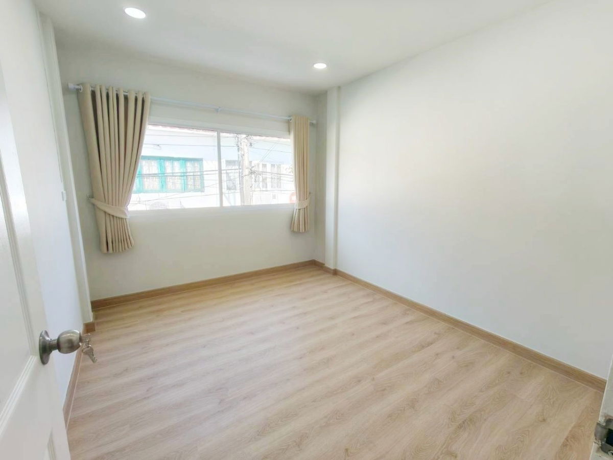 รูป ทาวน์เฮ้าส์ รีโนเวทใหม่ ทำเลดี หมู่บ้าน วรารักษ์ ซ.8 ซอยเลียบคลองสอง 27 ถนนเลียบคลองสอง คลองสามวา พร้อมเฟอร์นิเจอร์ - รูปที่ 13/16