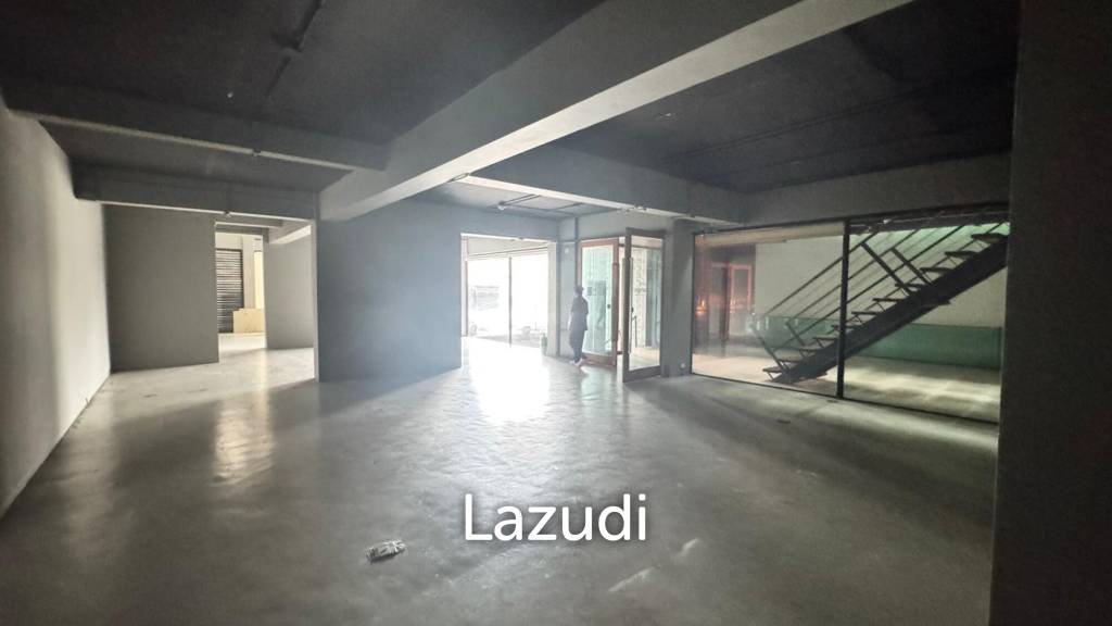 picture Prime Retail Space for Bar or restaurant at Thong Lo - 11/11