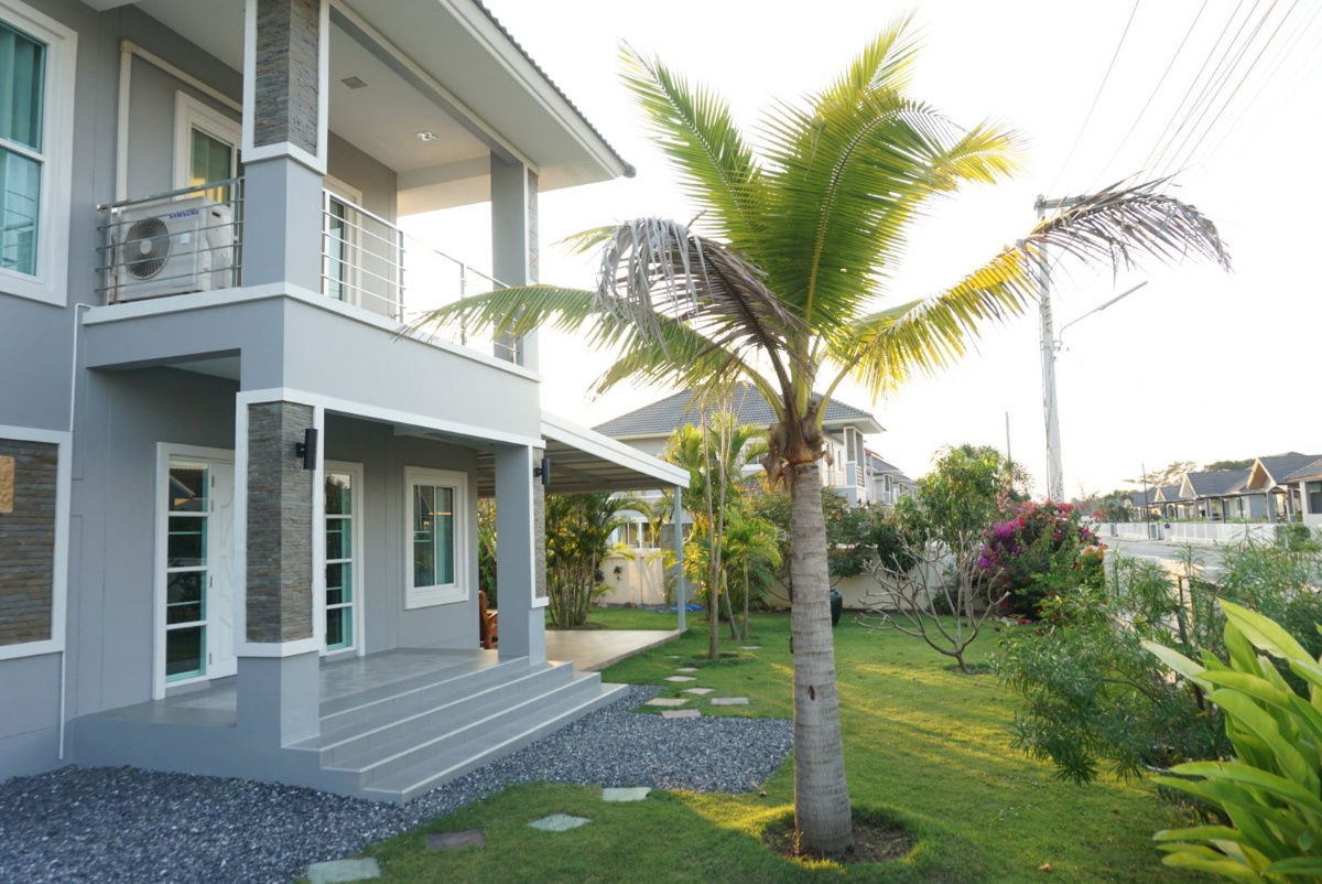 picture Two storey house for rent with 4 bedrooms,4 toilets and 1 kitchen. - 2/27