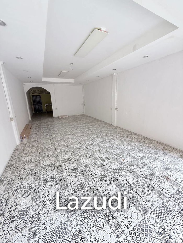 picture Spacious Townhouse for Sale in Yan Nawa Bangkok - 8/13