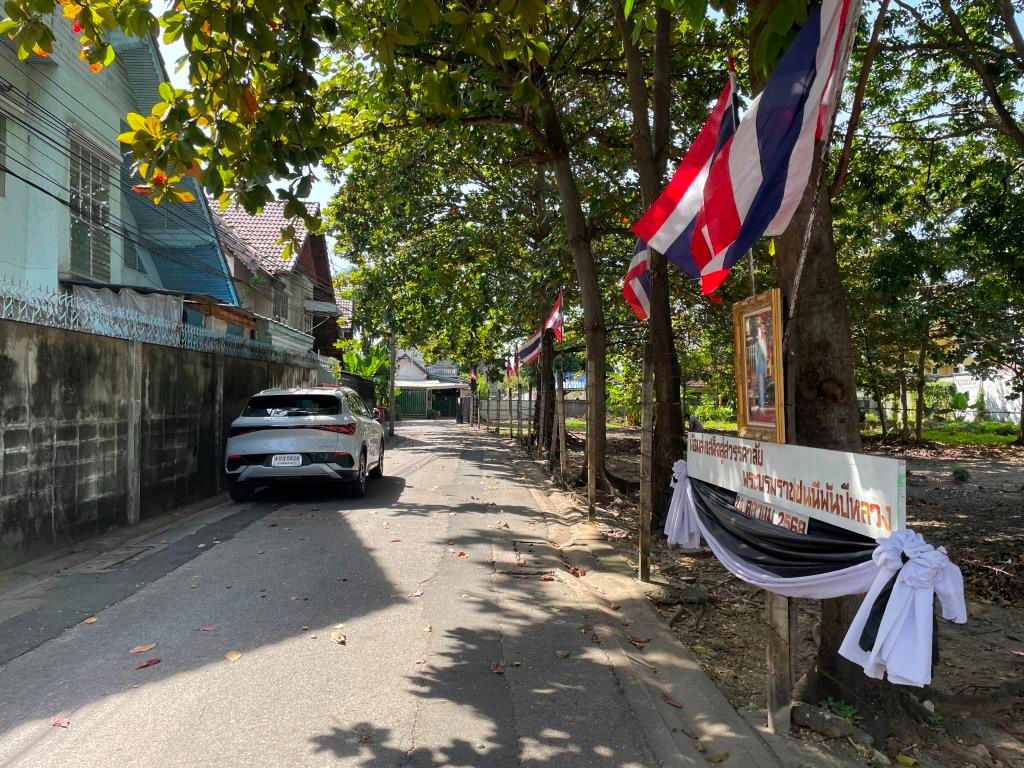 picture Vacant Land on Suan Phak 43 Corner of Soi Assavapichet 2 size about 446.7 sq wah Size about 28m x 64 m - 12/15