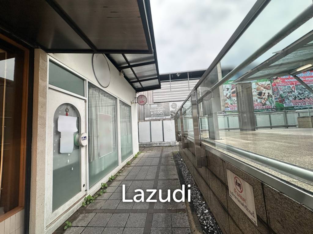 picture Modern Retail Space Near BTS Sutthisan in Huai Khwang - 1/5