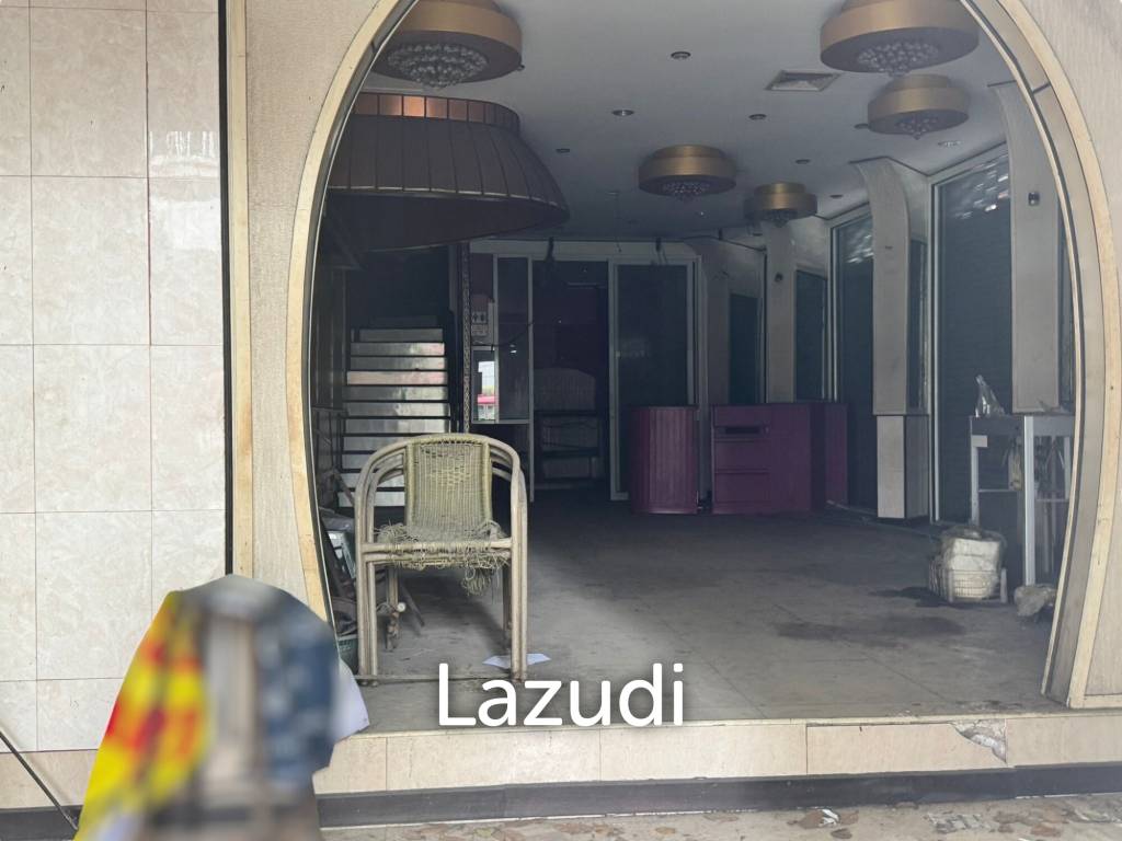 picture Spacious Retail Space in Prime Bang Rak Location - 2/5