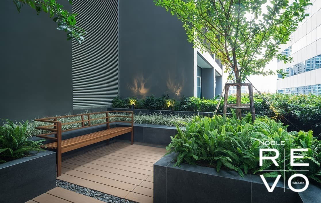 รูป ให้เช่า คอนโดหรู โนเบิล รีโว สีลม **ห้องมุมชั้น 25 *ใกล้สถานี BTS สถานีสุรศักดิ์ 160 ม. **ระเบีมยงวิวเมือง หน้าต่างติดสวนส่วนกลาง เป็นส่วนตัว** - รูปที่ 13/16