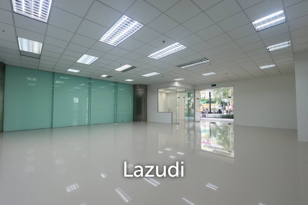 picture Expansive Retail Space in Paso Tower Bang Rak - 2/5