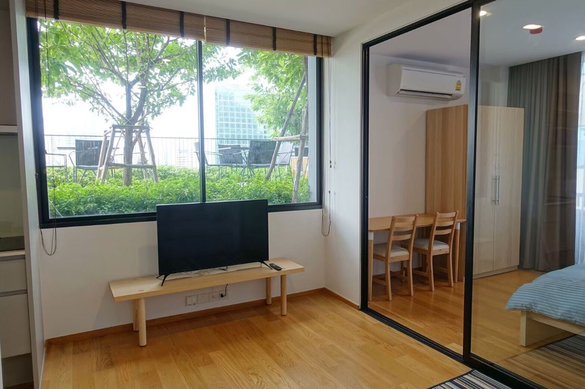 รูป ให้เช่า คอนโดหรู โนเบิล รีโว สีลม **ห้องมุมชั้น 25 *ใกล้สถานี BTS สถานีสุรศักดิ์ 160 ม. **ระเบีมยงวิวเมือง หน้าต่างติดสวนส่วนกลาง เป็นส่วนตัว** - รูปที่ 2/16