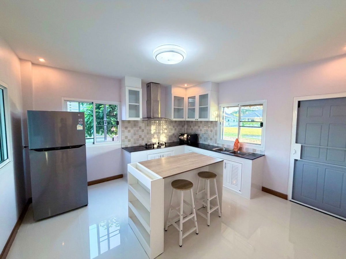 picture Two storey house for rent with 4 bedrooms,4 toilets and 1 kitchen. - 9/27