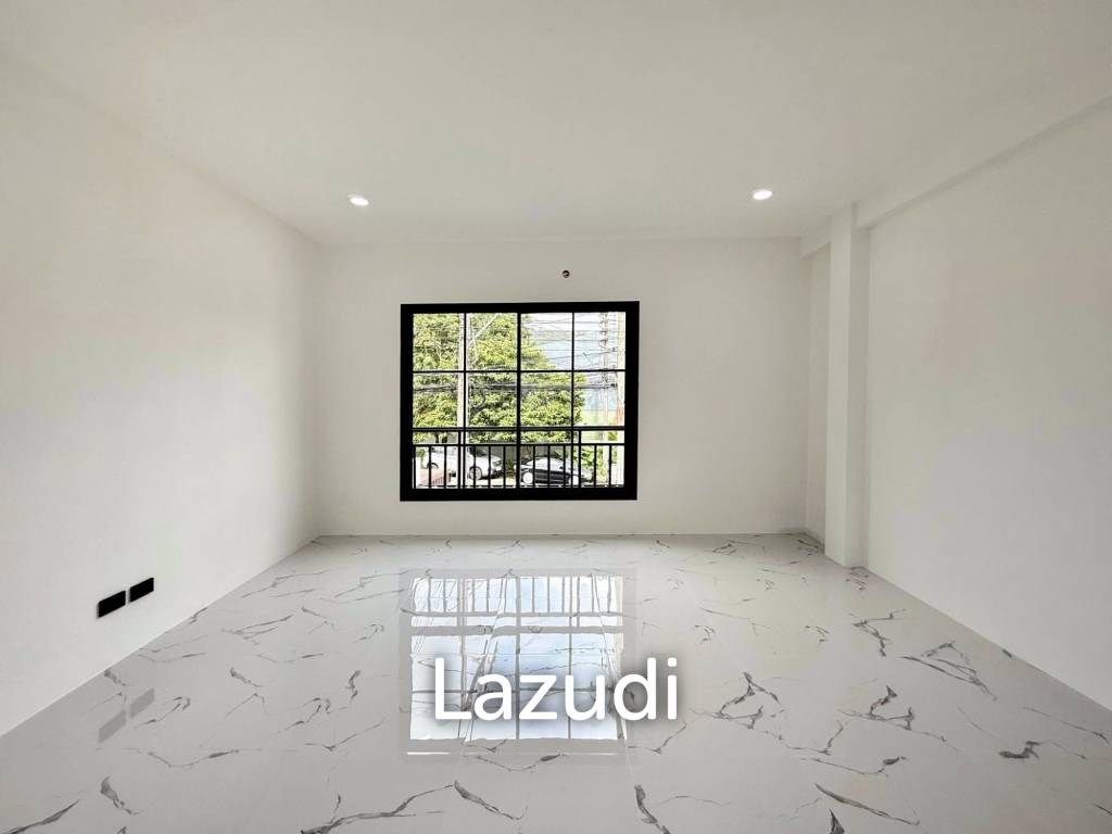 picture Fully Renovated Modern 3-Bedroom Townhouse in Kathu - 19/38