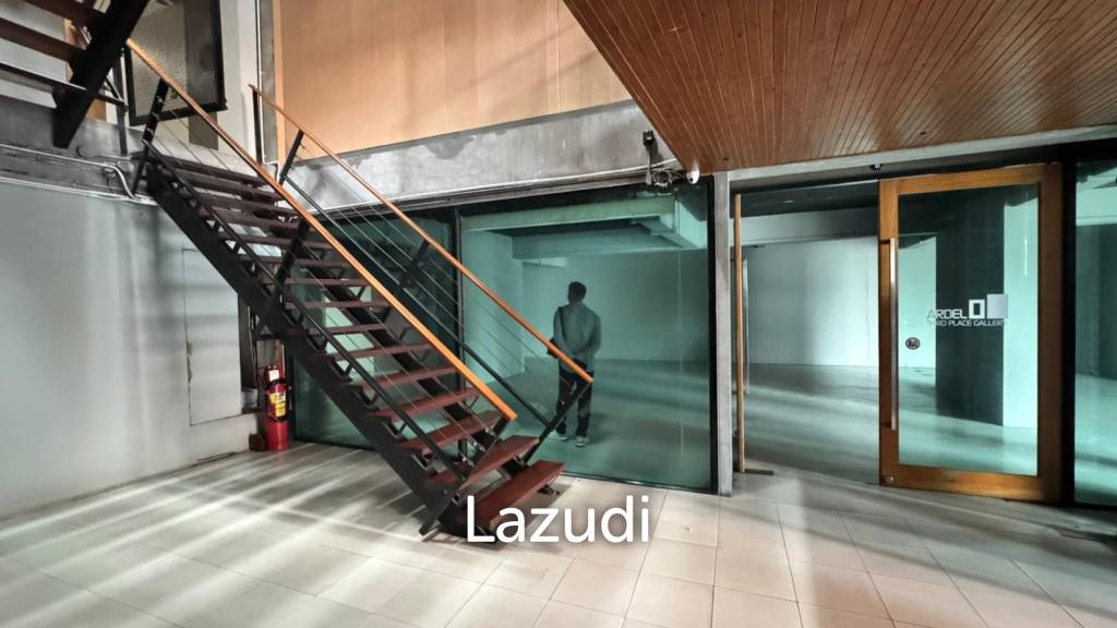 picture Prime Retail Space for Bar or restaurant at Thong Lo - 5/11