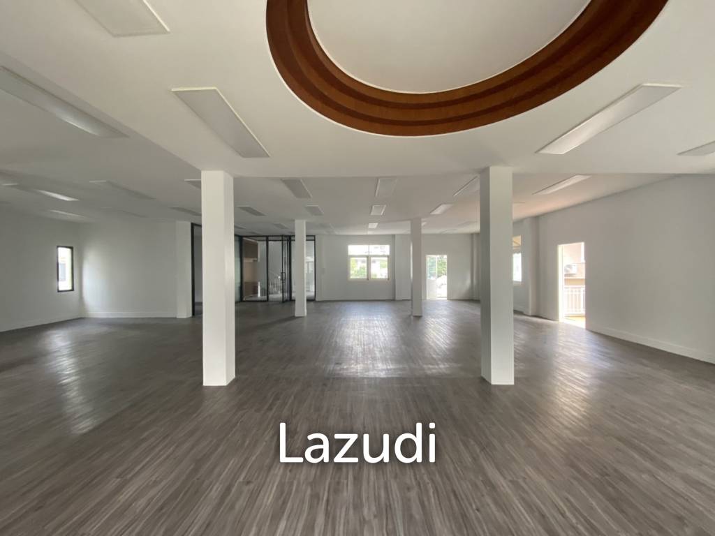 picture Spacious Modern Office in Bang Rak Bangkok - 8/11