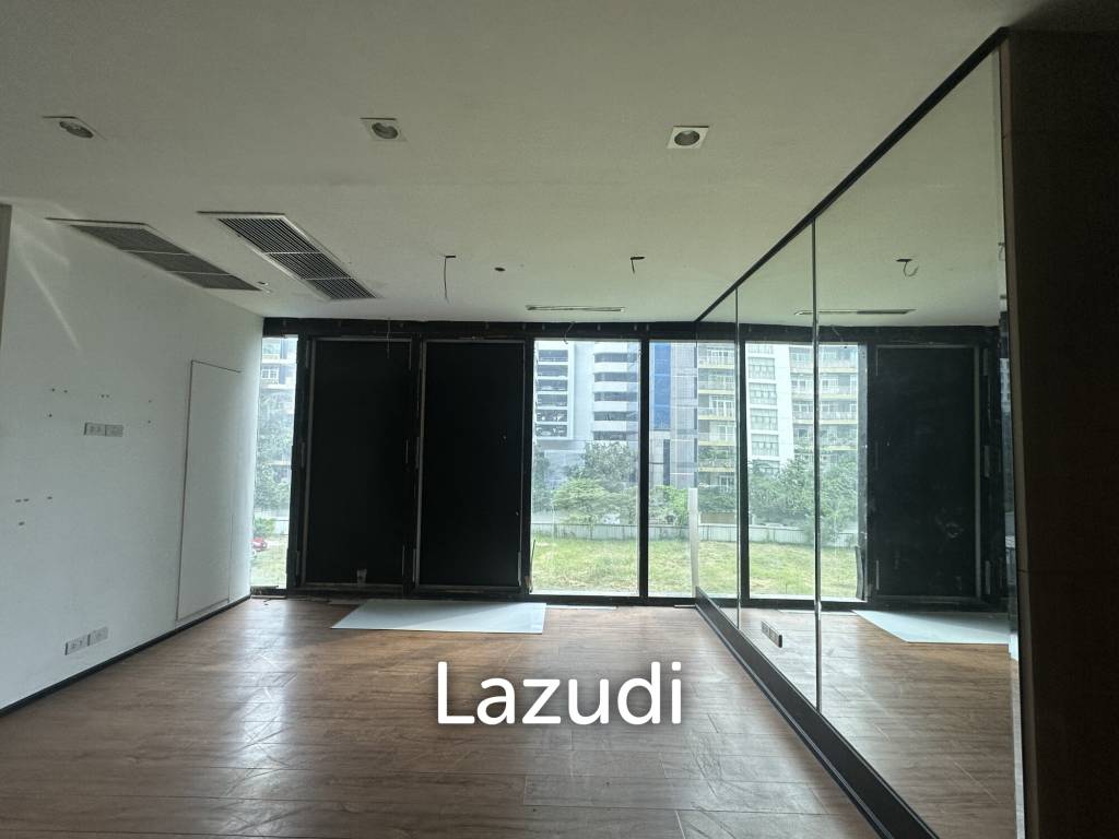 picture Strategic 3-Storey Retail Space in Khlong Toei Bangkok - 2/5