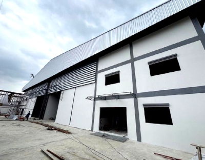 เช่าโรงงาน กระทุ่มแบน สมุทรสาคร : ให้เช่า โรงงาน โกดัง พร้อมสำนักงาน สร้างใหม่ / ทำเล คลองสี่วา สมุทรสาคร / พื้นที่โกดังใช้สอย 1590 ตารางเมตร / พื้นที่ดิน 1 ไร่กับ 75 ตารางวา 