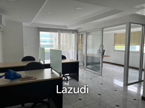 สำนักงานตกแต่งส่วนใหญ่ใจกลางสาทร ขนาด 50 ตร.ม.