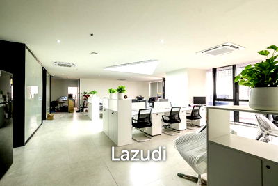 Office for rent Sutthisan Winitchai Road : Premium Fully Furnished Office in Huai Khwang