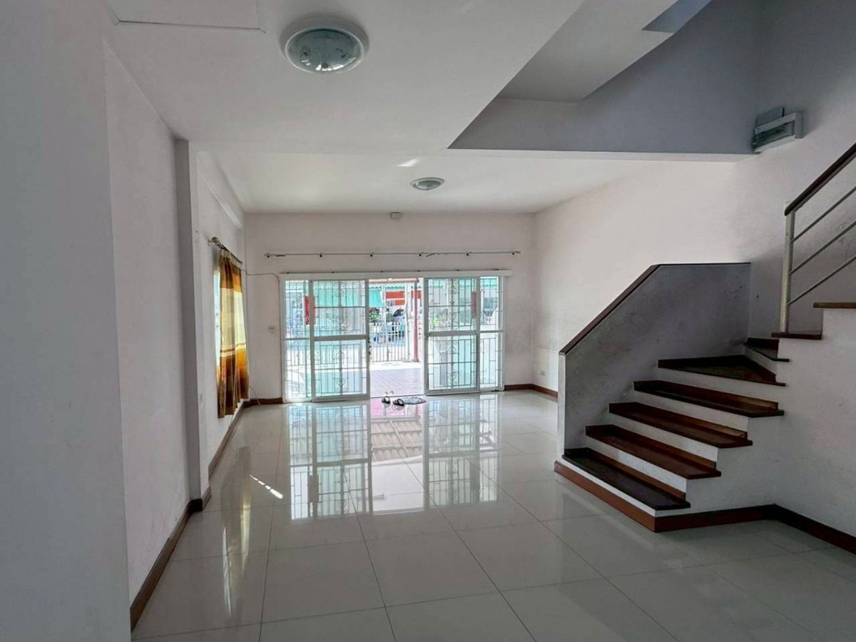 รูป ขายทาวน์เฮ้าส์ หมู่บ้านมณเฑียรทิพย์ คู้บอน1 (Baan Montaintip) หลังมุมใกล้รถไฟฟ้า สถานีรามอินทรา กม.9  - รูปที่ 4/20