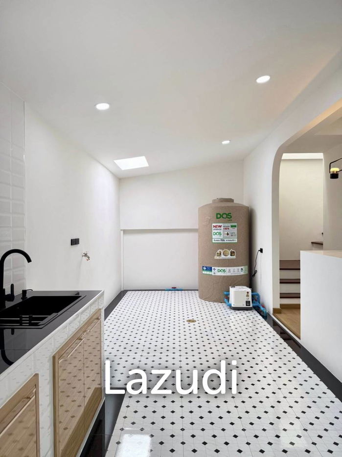 picture Fully Renovated Modern 3-Bedroom Townhouse in Kathu - 13/38