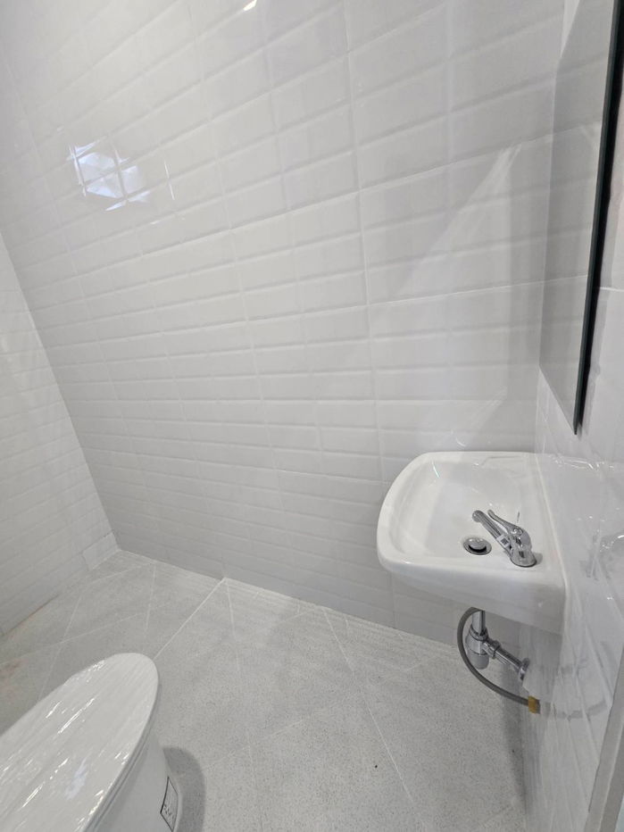 รูป บ้านเดี่ยวชั้นเดียว แต่งใหม่ทั้งหมด กว้าง สวยมาก หมู่บ้าน แสงอรุณ รีโนเวทใหม่ทั้งหลัง ถนนรามอินทรา ซอย68 แยก7 คันนายาว มีชั้นลอยกว้างขวาง - รูปที่ 32/43