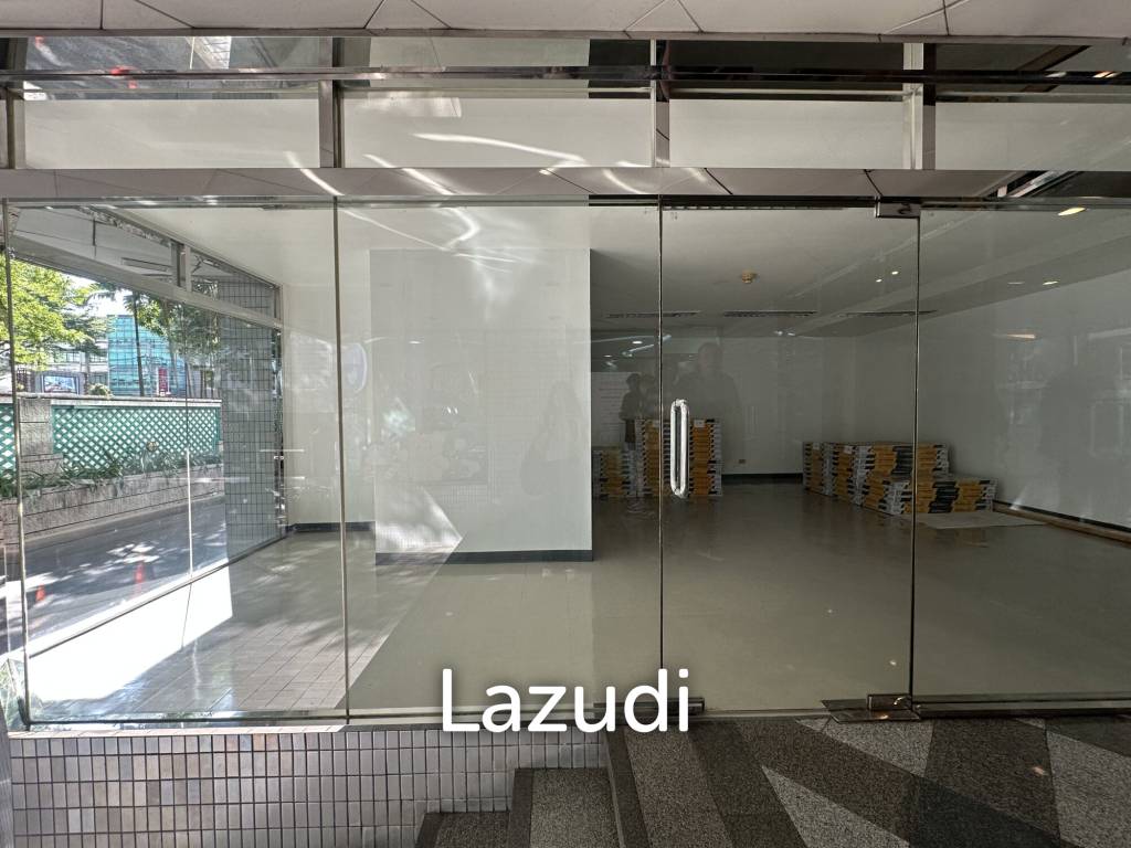 รูป พื้นที่ค้าปลีกให้เช่าในโครงสร้างสมัยใหม่กลางอโศก คลองเตย - รูปที่ 1/8