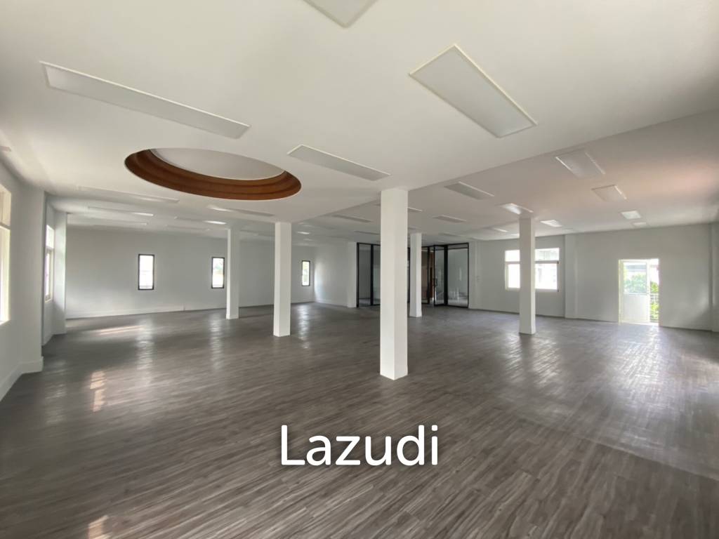 picture Spacious Modern Office in Bang Rak Bangkok - 9/11