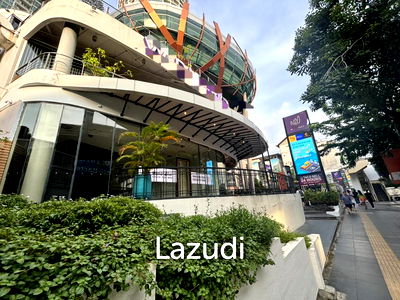 Retail spaces for rent Watthana : Sukhumvit Main Road Phrakhanong Retail Space | 158.1 sqm Next to Starbucks in Famous Community Mall
