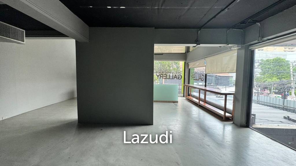 picture Prime Retail Space for Bar or restaurant at Thong Lo - 10/11