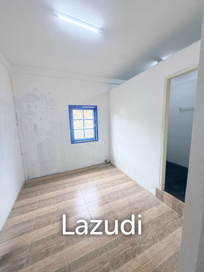 picture Spacious Townhouse for Sale in Yan Nawa Bangkok - 10/13