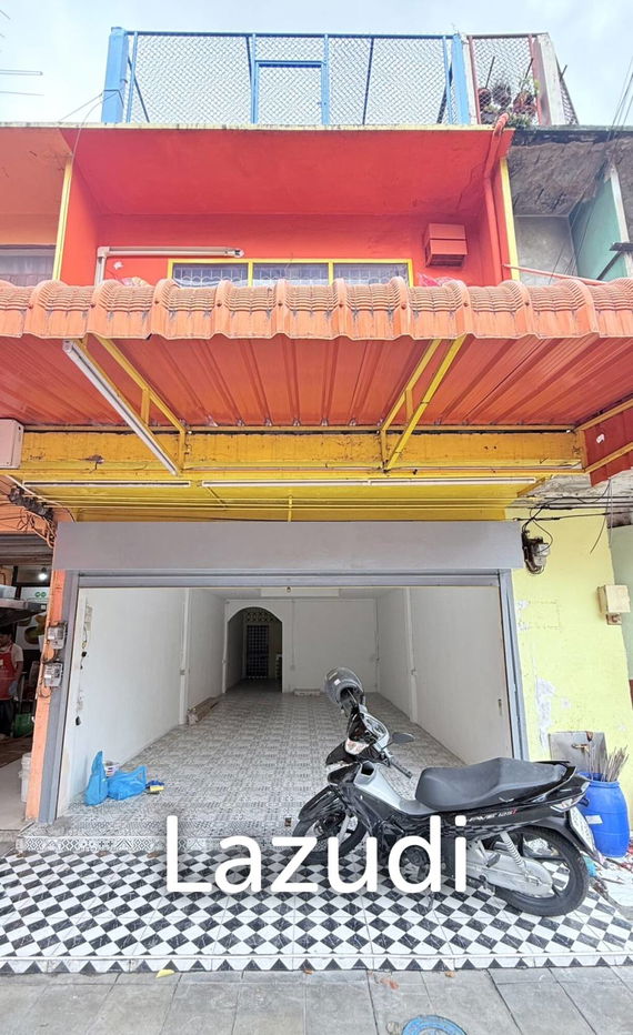 picture Spacious Townhouse for Sale in Yan Nawa Bangkok - 2/13