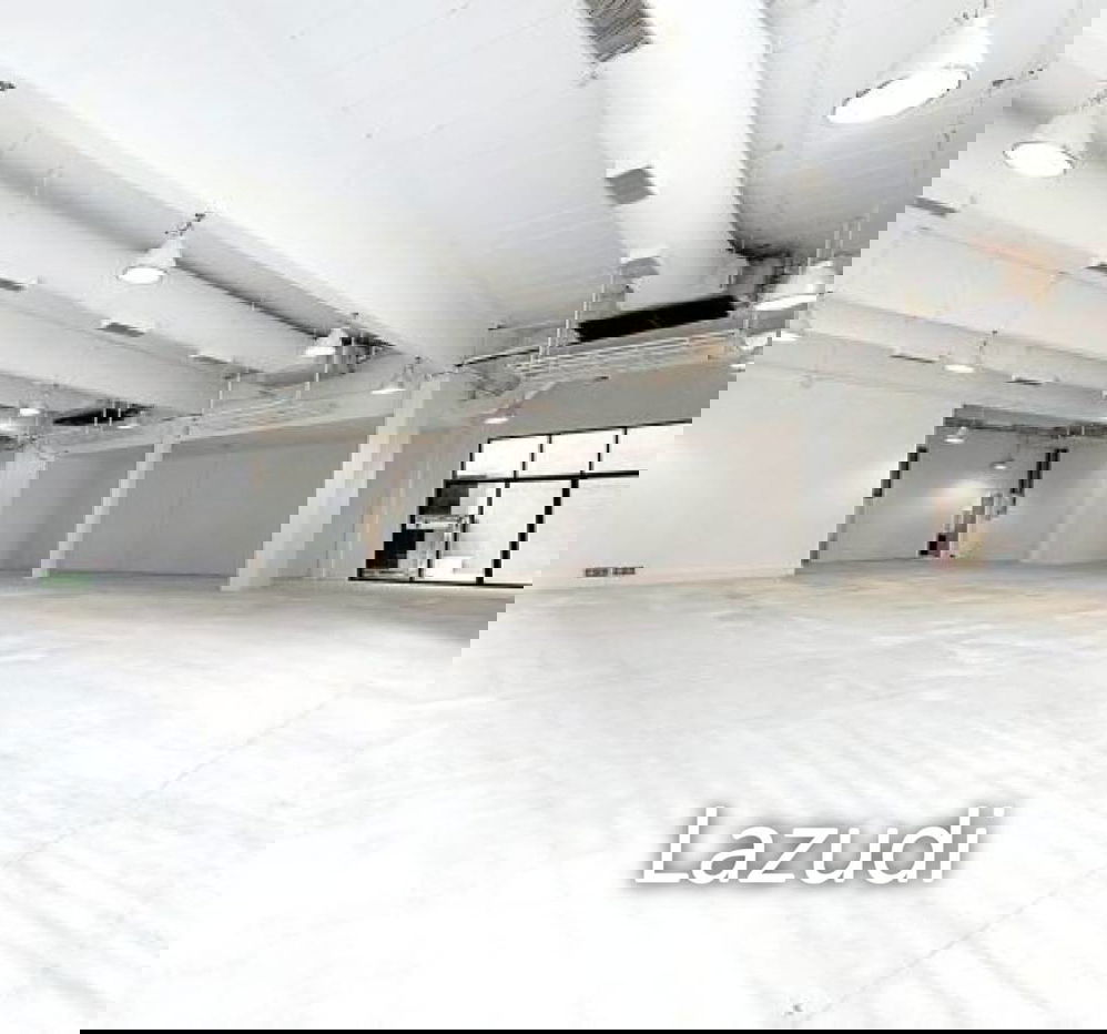 รูป Main Road Asok Office Building Large Retail Space for  a Showroom, Clinic, Spa or Cafe Ground Floor - รูปที่ 2/6