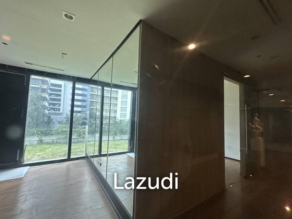 picture Strategic 3-Storey Retail Space in Khlong Toei Bangkok - 3/5