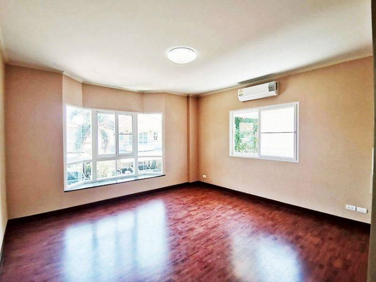 picture Renting Supalai Parkville Pracha Uthit-Sukhsawat Nearby: Dao Khanong Expressway
Big C Food Place, in front of the village alley, walk to  - 7/10