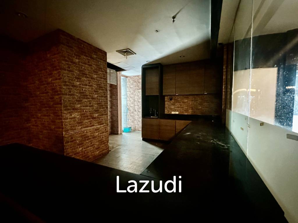 picture Prime Khlong Toei Retail Space with Modern Amenities - 4/4