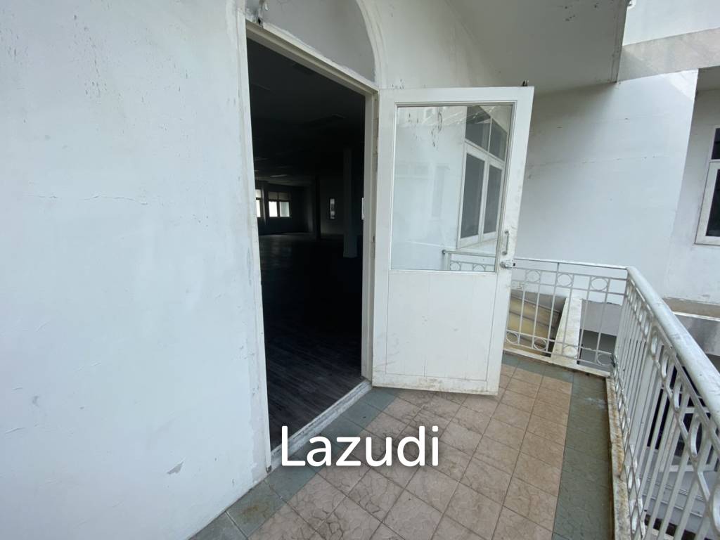 picture Spacious Modern Office in Bang Rak Bangkok - 11/11